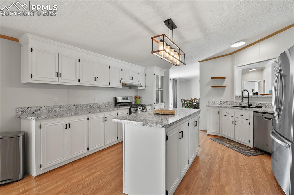 Image 15 of 50: Kitchen