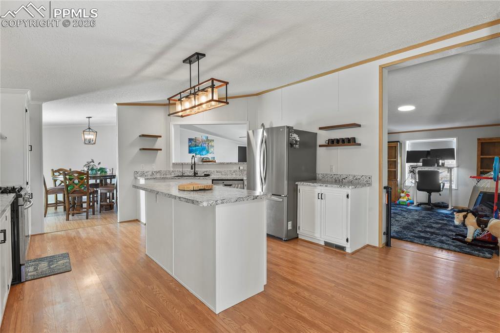 Image 16 of 50: Kitchen