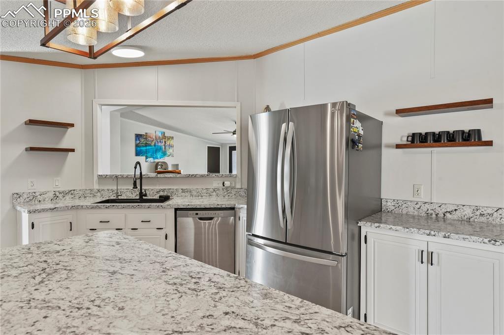 Image 17 of 50: Kitchen