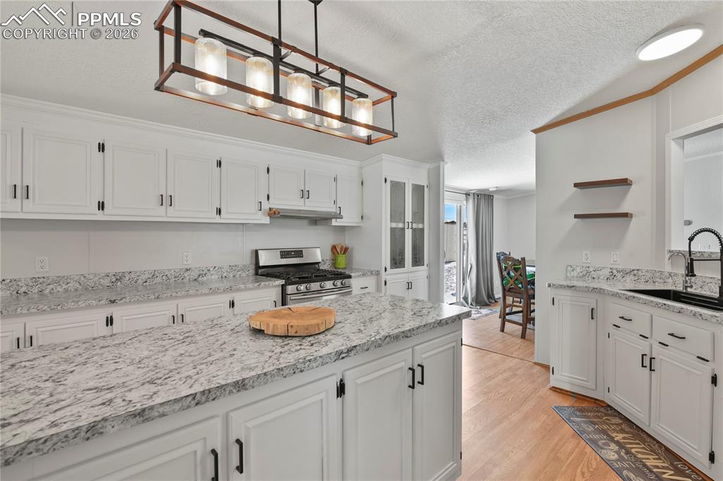 Image 18 of 50: Kitchen