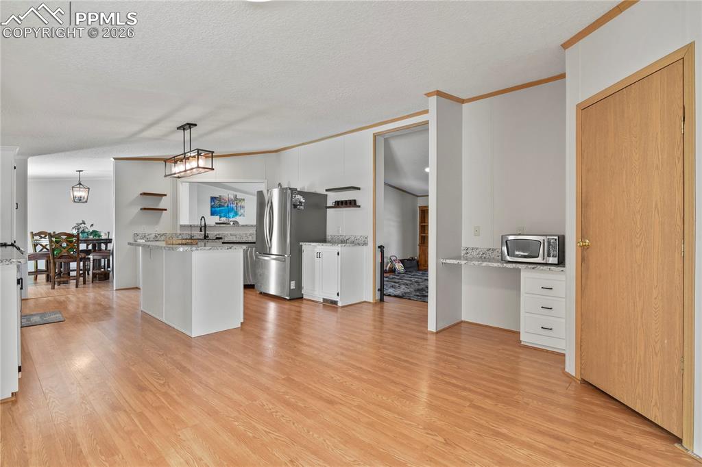 Image 20 of 50: Kitchen