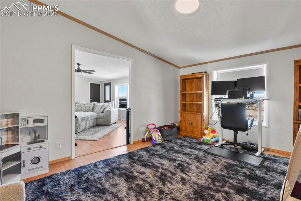 Image 22 of 50: Office