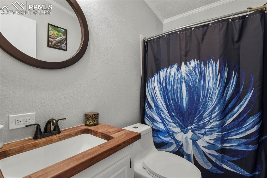 Image 31 of 50: Bathroom