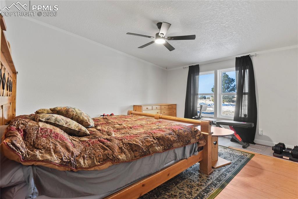 Image 32 of 50: Bedroom