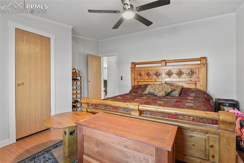 Image 33 of 50: Bedroom