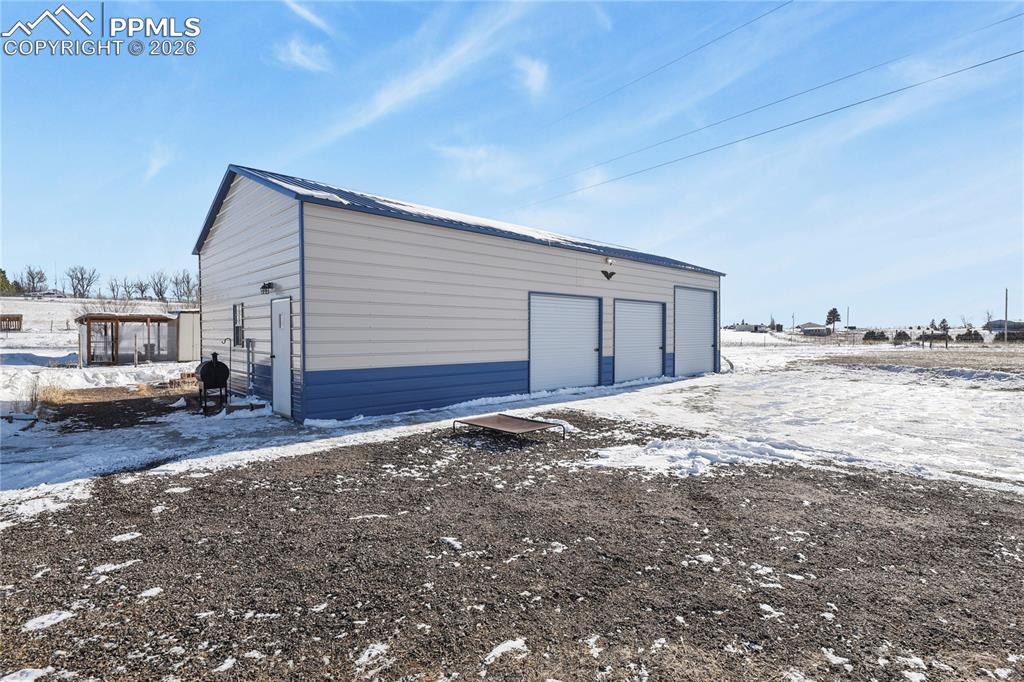 Image 37 of 50: Garage