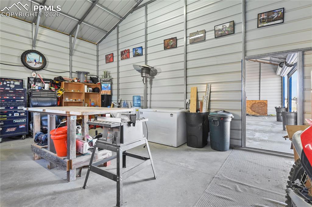 Image 38 of 50: Garage