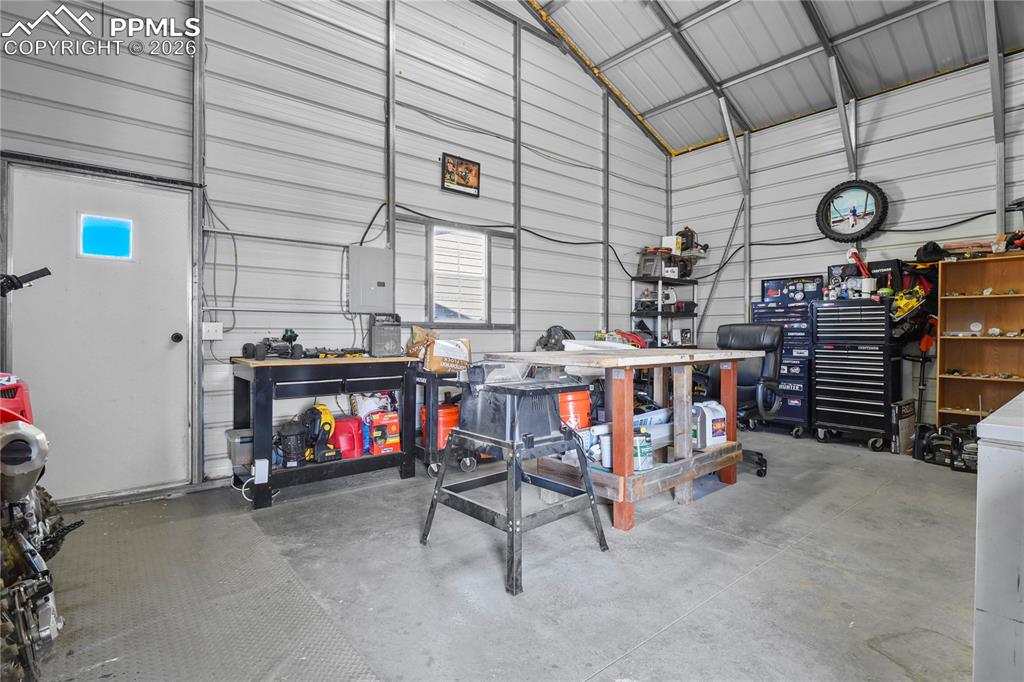 Image 39 of 50: Garage