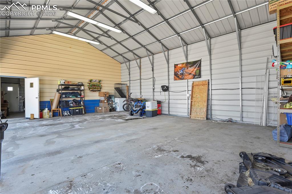 Image 40 of 50: Garage