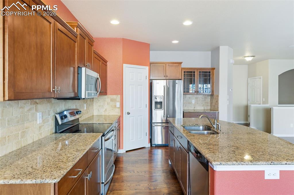 Image 10 of 32: Kitchen