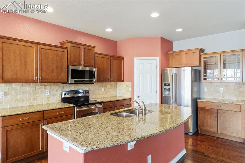 Image 11 of 32: Kitchen