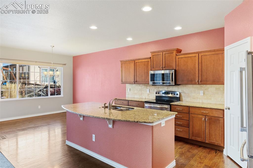 Image 12 of 32: Kitchen