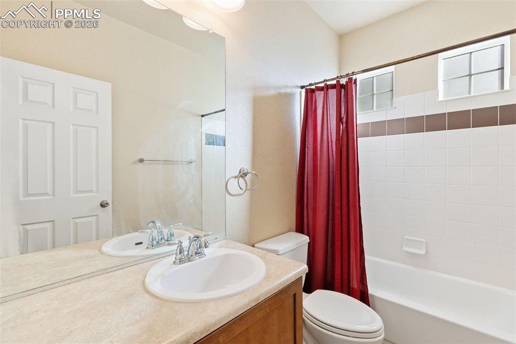 Image 20 of 32: Bathroom