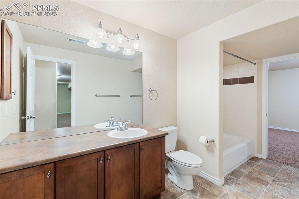 Image 27 of 32: Bathroom