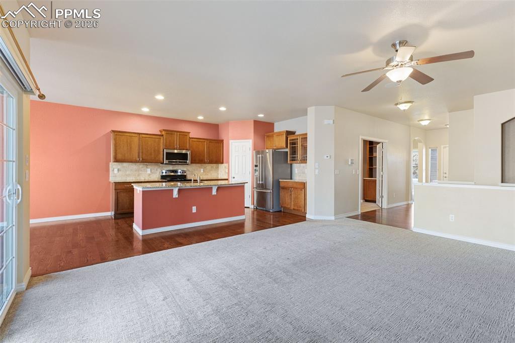 Image 7 of 32: Kitchen