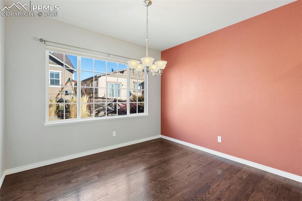 Image 9 of 32: Dining Area