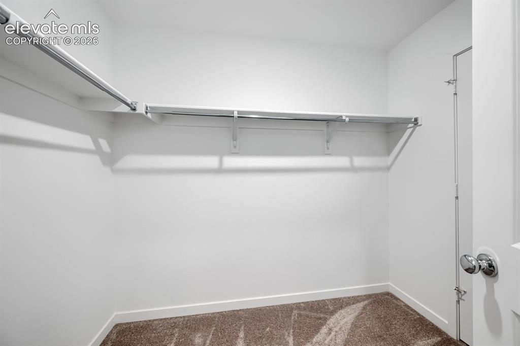 Image 10 of 11: Closet