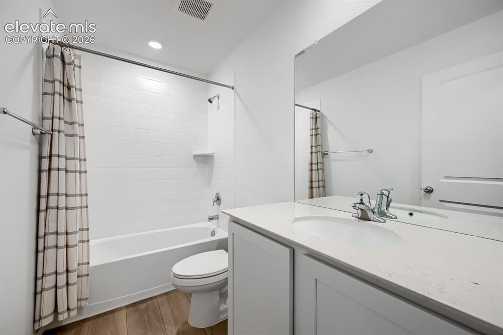 Image 11 of 11: Bathroom