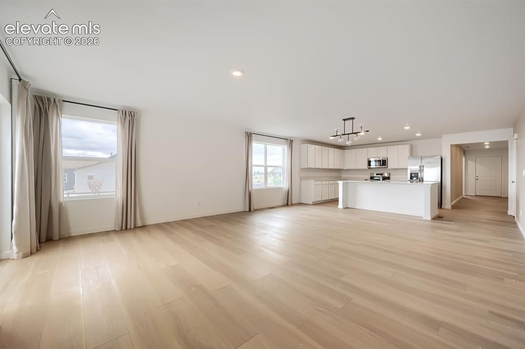 Image 4 of 11: Living Room