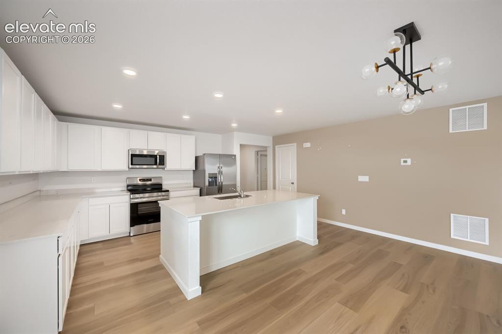 Image 6 of 11: Kitchen
