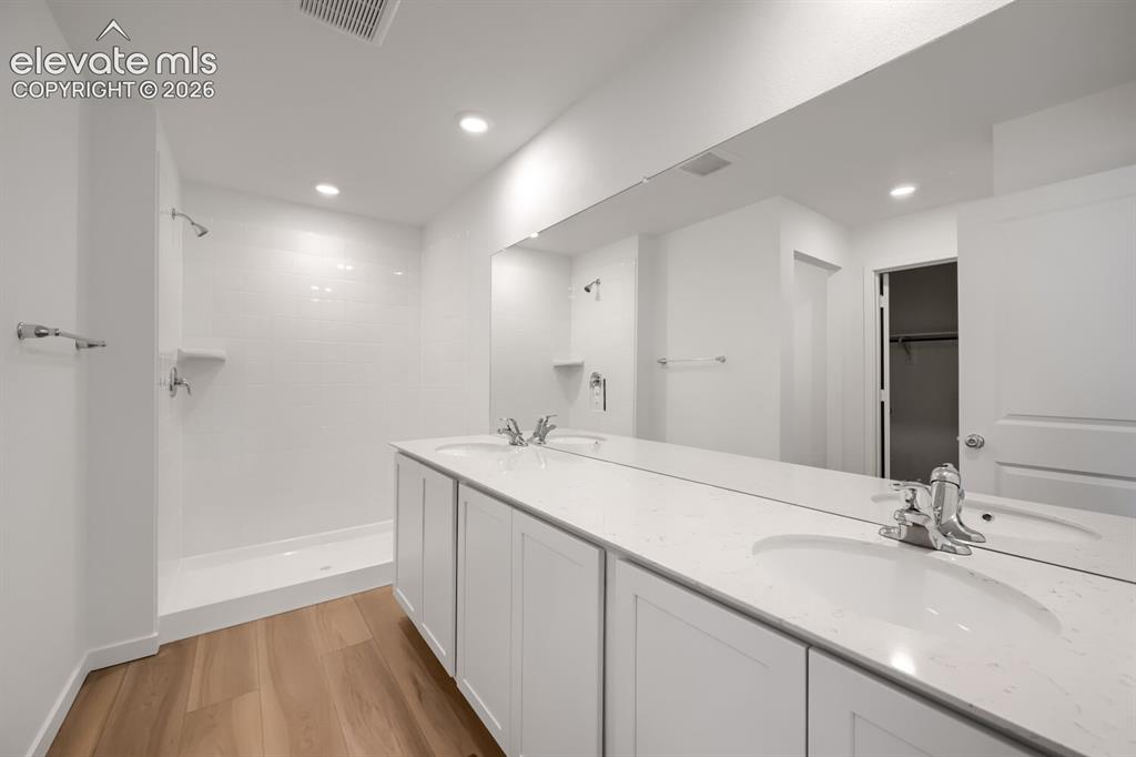 Image 8 of 11: Bathroom
