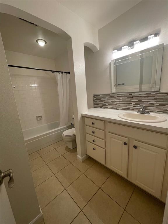 Image 12 of 16: Bathroom