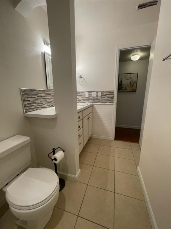 Image 13 of 16: Bathroom