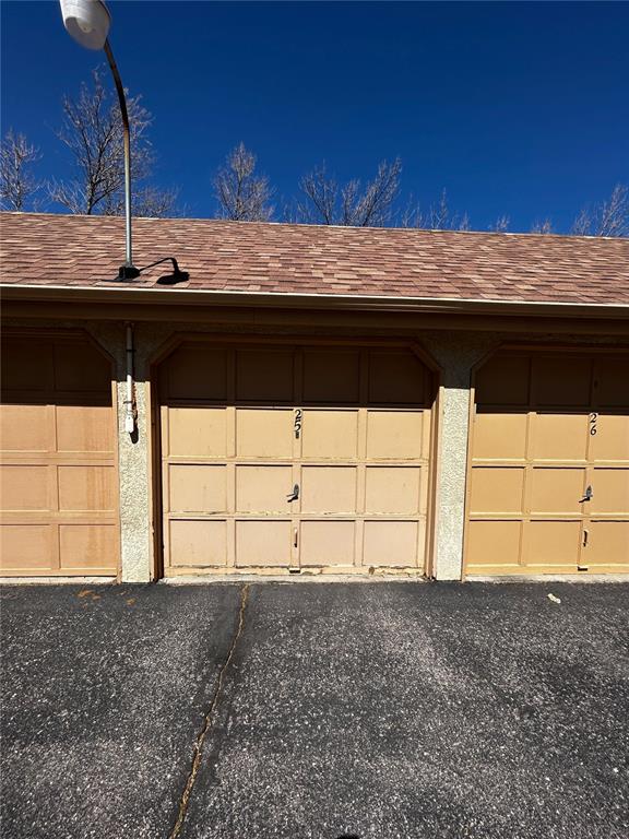 Image 15 of 16: Garage