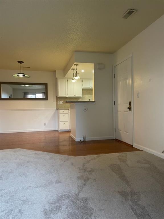 Image 4 of 16: Living Room