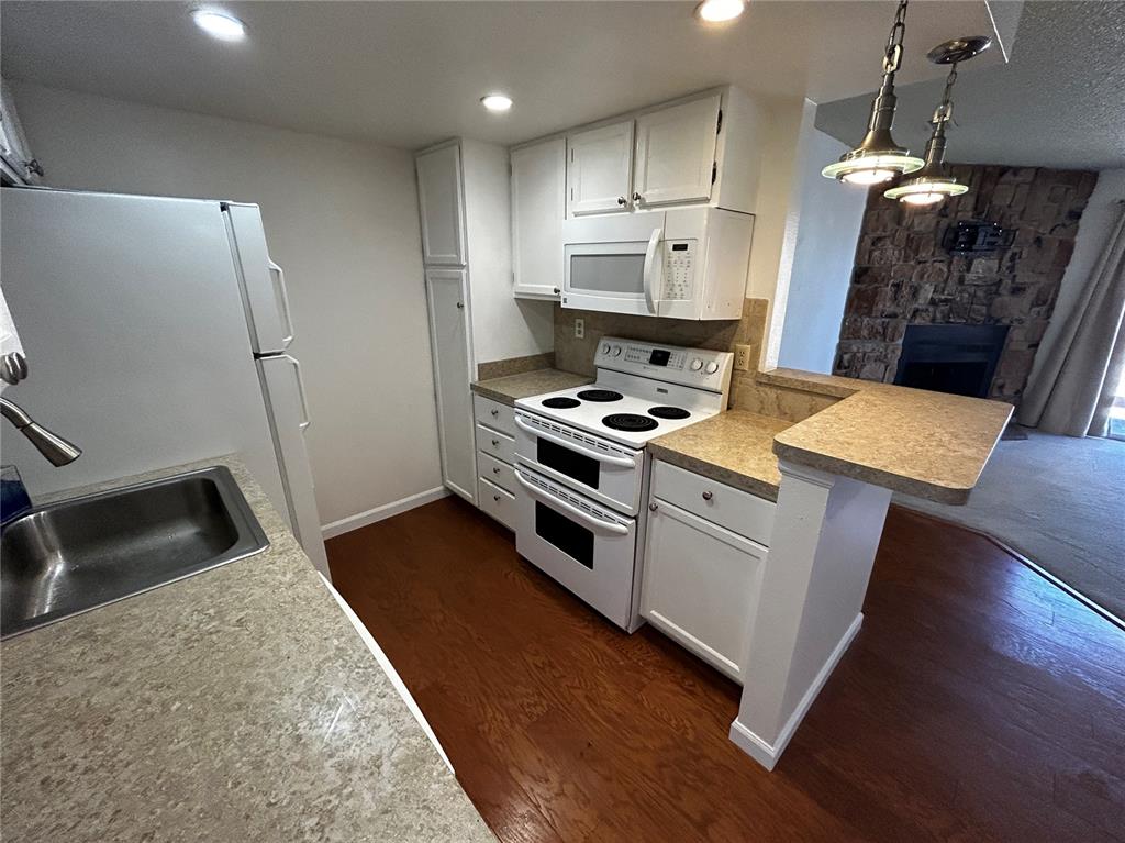 Image 7 of 16: Kitchen