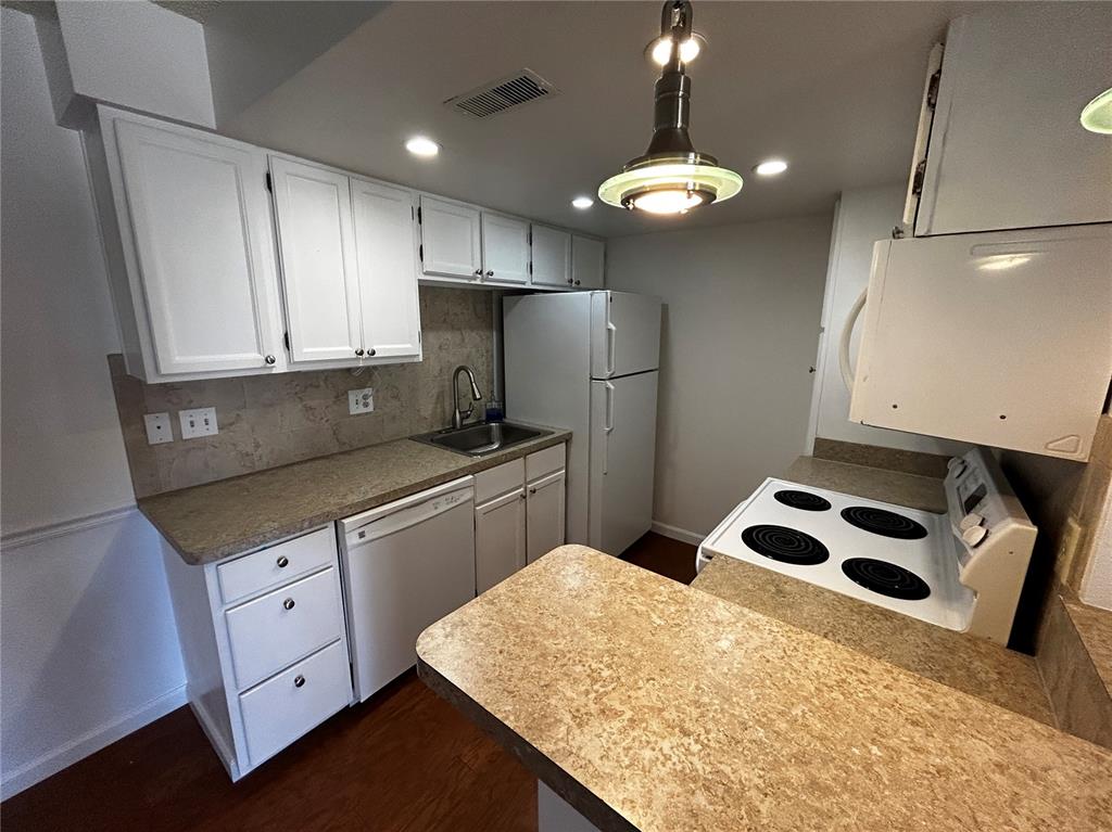Image 8 of 16: Kitchen
