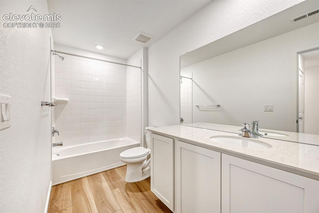 Image 11 of 12: Bathroom