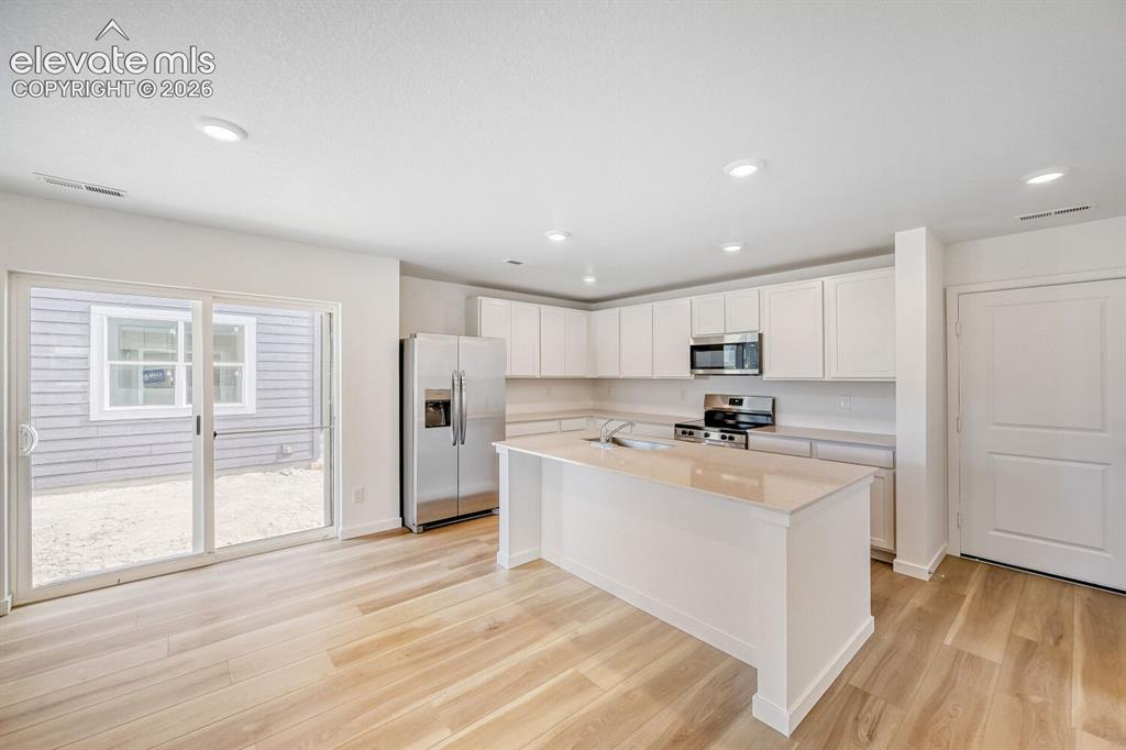 Image 4 of 12: Kitchen