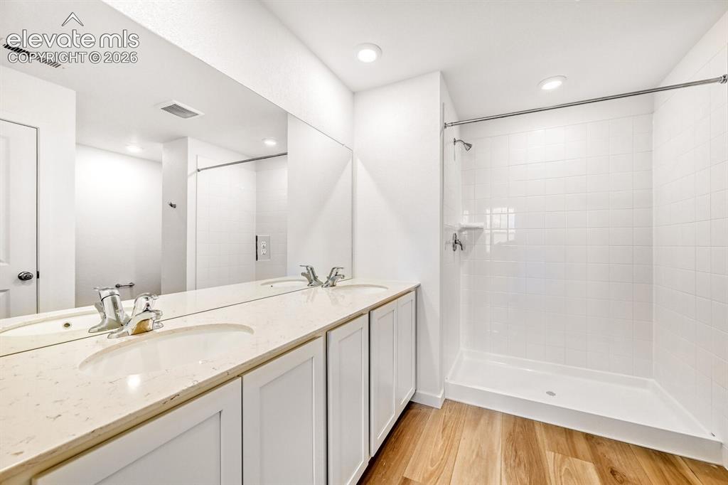 Image 8 of 12: Bathroom