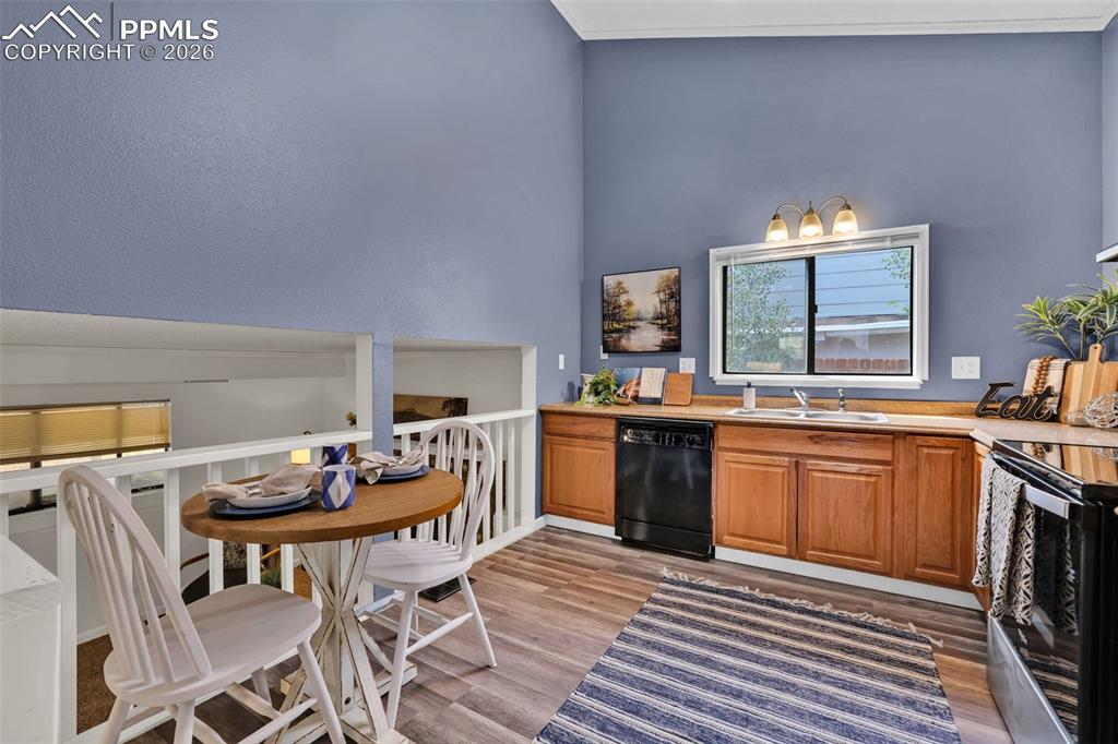 Image 10 of 41: Kitchen