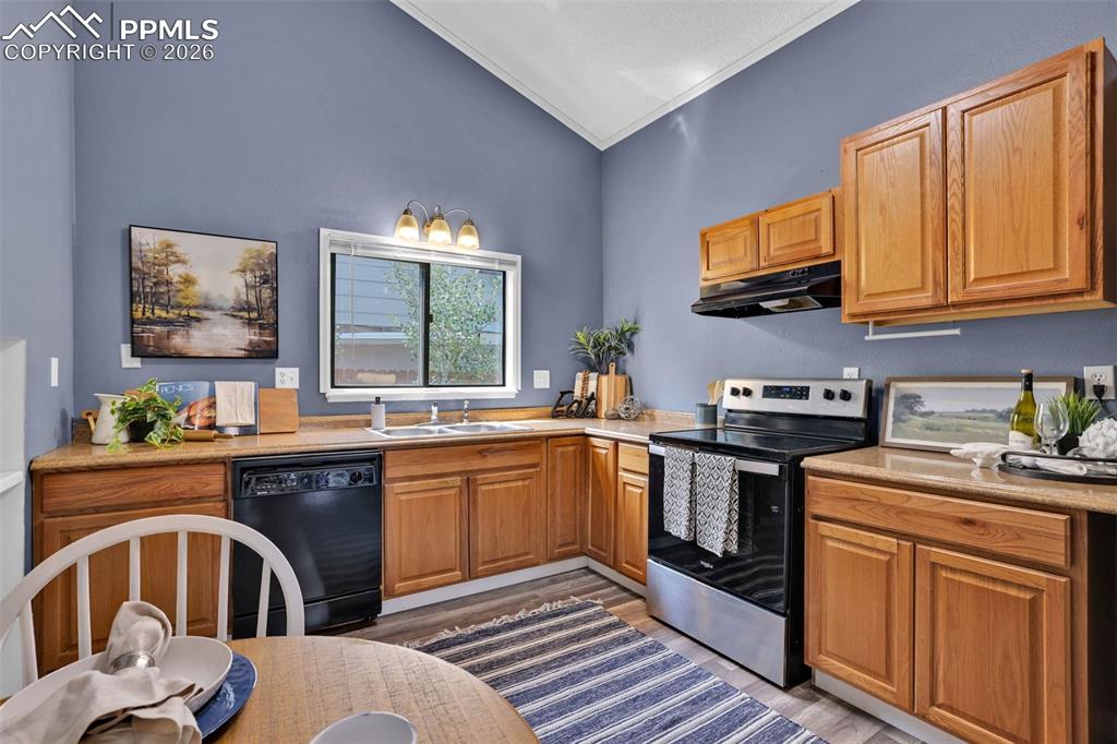 Image 12 of 41: Kitchen