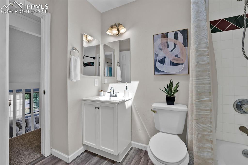 Image 17 of 41: Bathroom