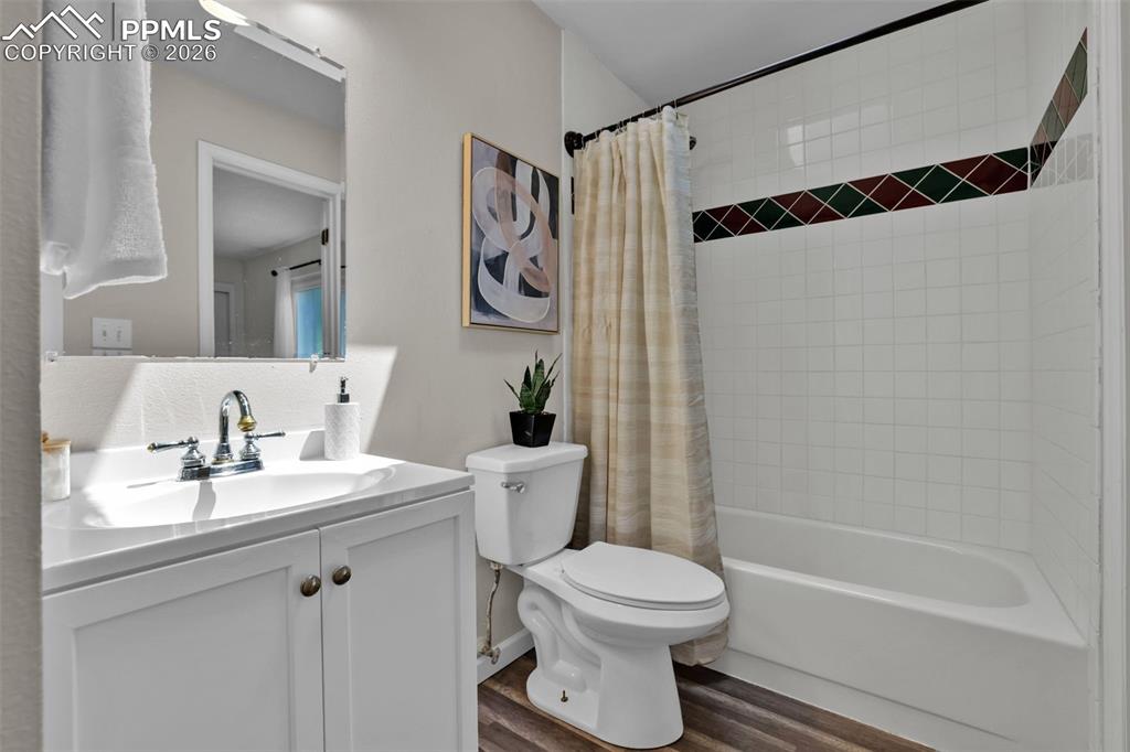 Image 18 of 41: Bathroom