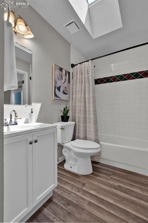 Image 19 of 41: Bathroom