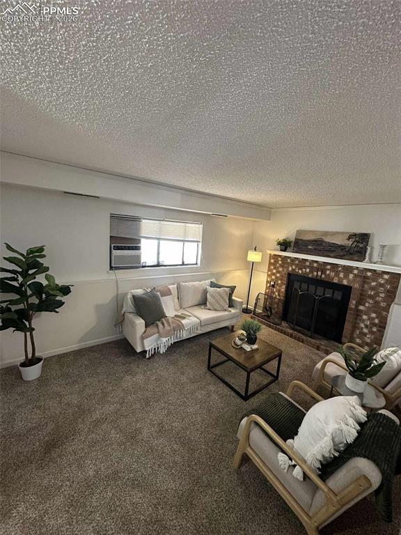 Image 24 of 41: Living Room