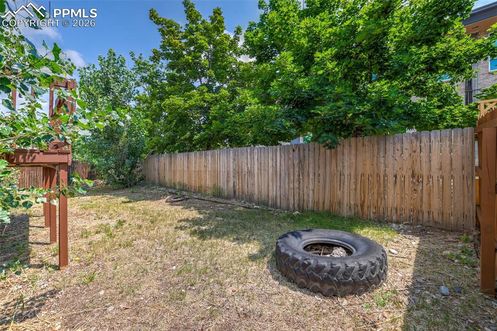 Image 34 of 41: Yard