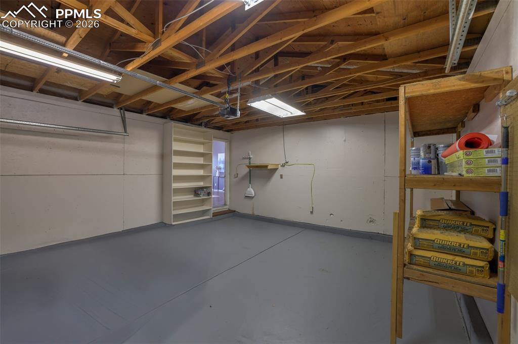 Image 39 of 41: Garage