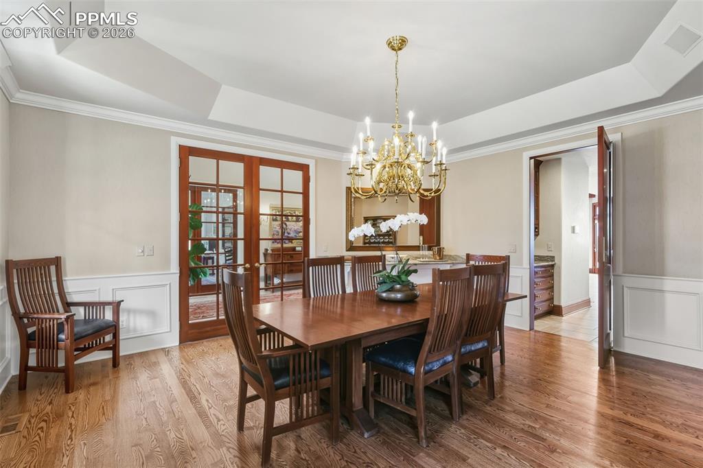 Image 11 of 50: Dining Area