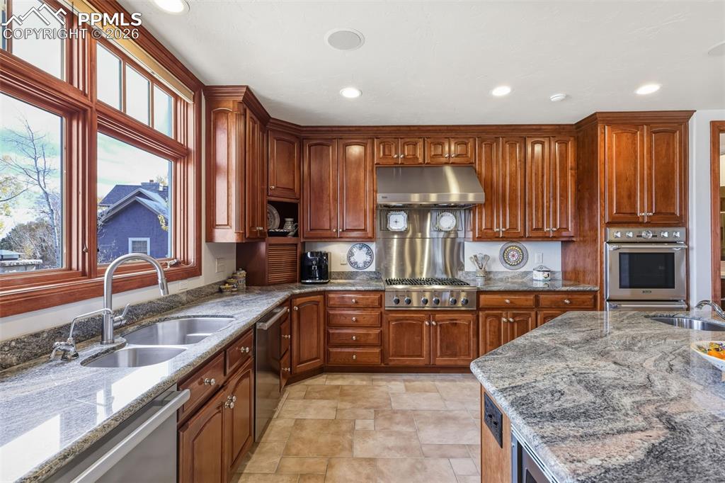 Image 16 of 50: Kitchen