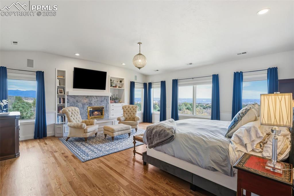 Image 26 of 50: Bedroom