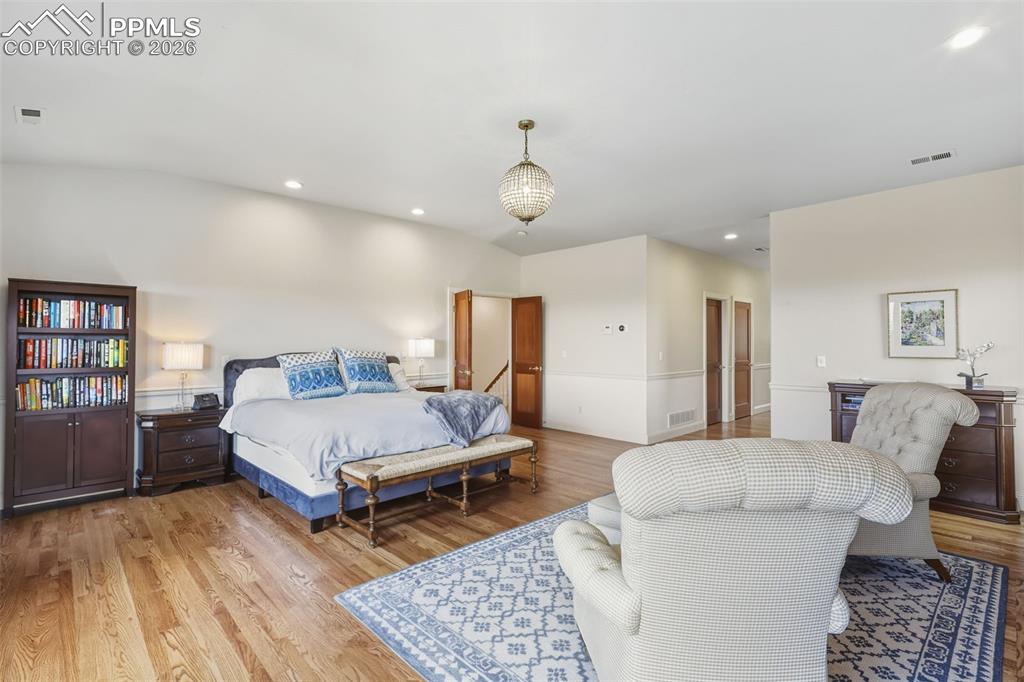 Image 27 of 50: Bedroom