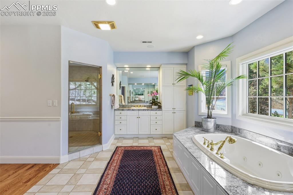 Image 29 of 50: Bathroom