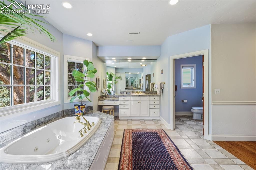 Image 30 of 50: Bathroom