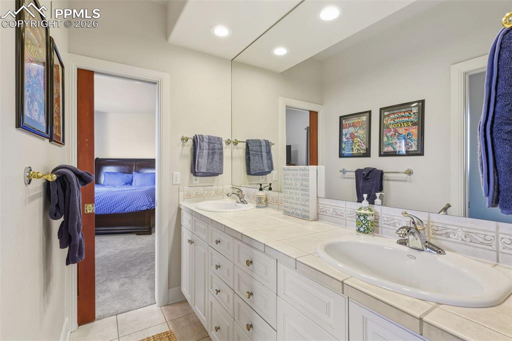 Image 32 of 50: Bathroom