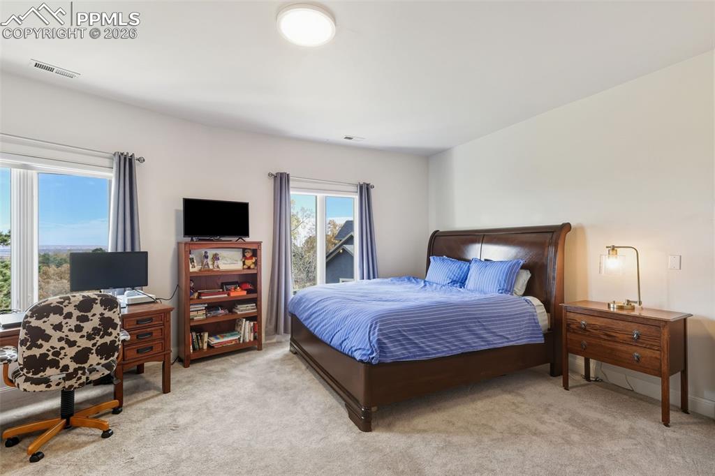 Image 33 of 50: Bedroom